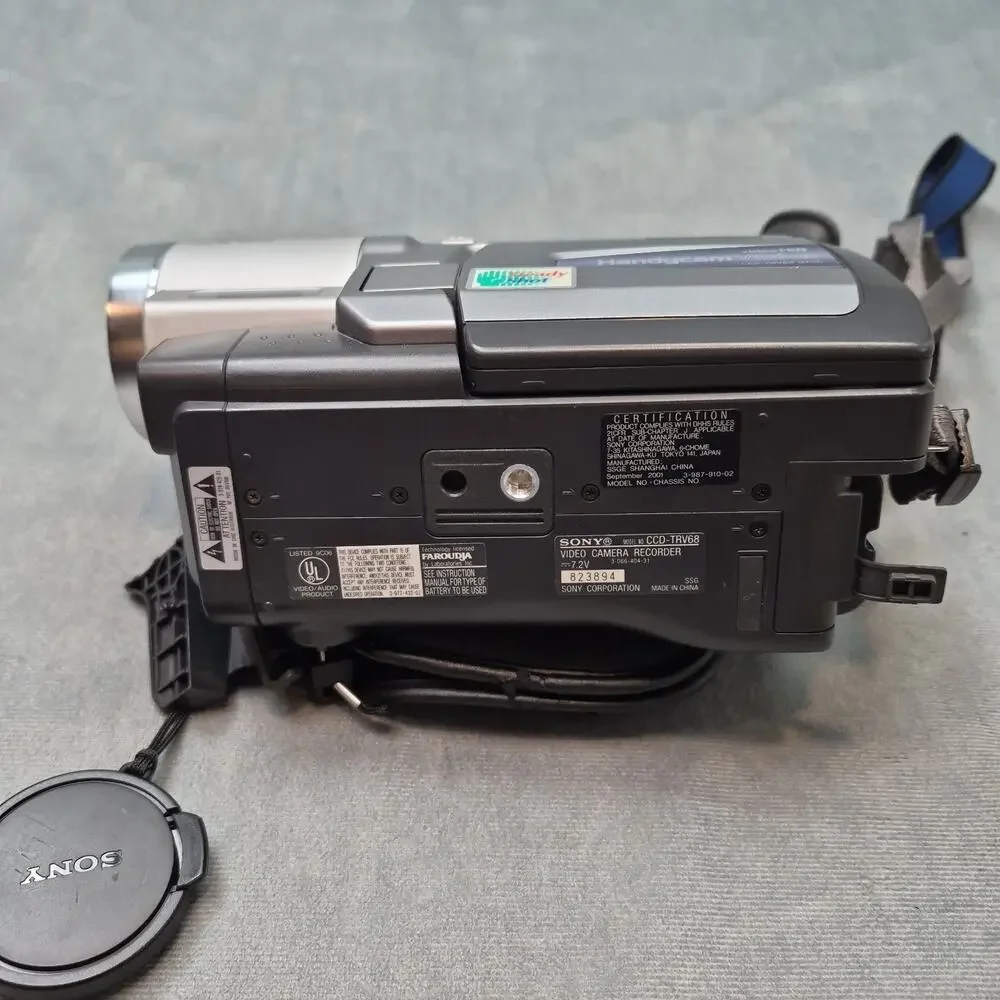 Sony CCD-TRV68 Handycam NTSC Video Hi8 Camcorder w Charger Bundle - Tested